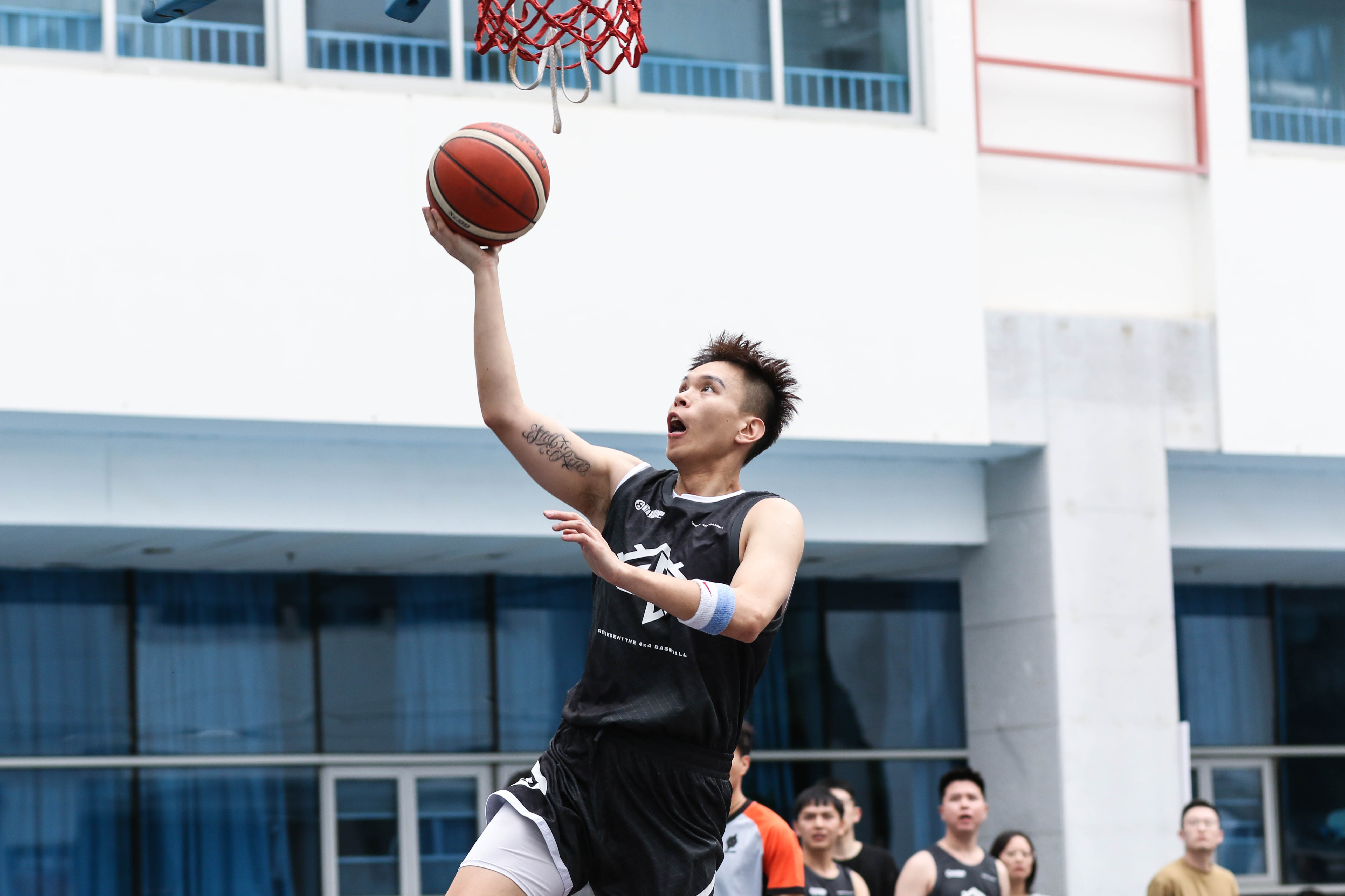 职业篮球联赛中球员表现亮眼