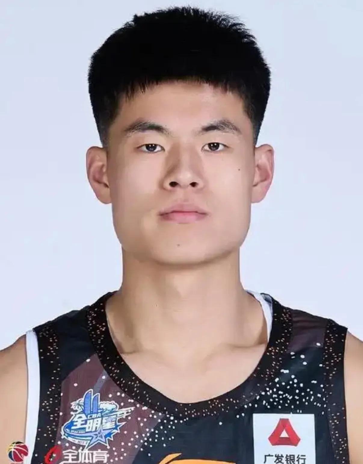 职业篮球联赛中球员表现亮眼